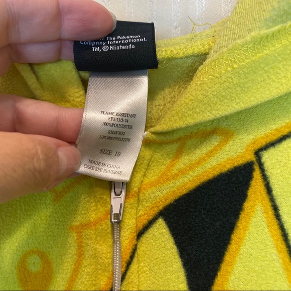 Pikachu pajamas and little plush - Picture 3 of 11